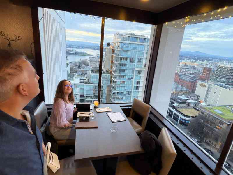 Vista 18 Restaurant + Lounge